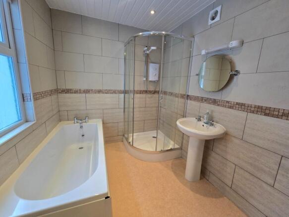 2 bed Maisonette to rent Image 9