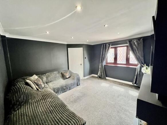 4 bed Semi-Detached for sale Image 6