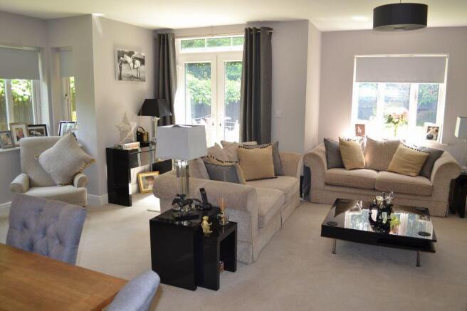 LOUNGE/DINING ROOM