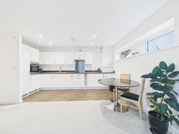 CAM04018G0-PR0418-STILL008