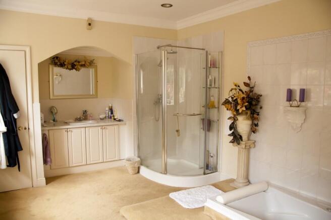 En suite to master