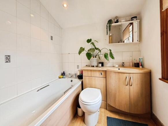 2 bed Terraced to rent Image 6