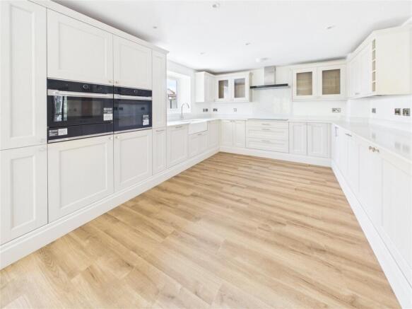 4 bed Detached for sale Image 9