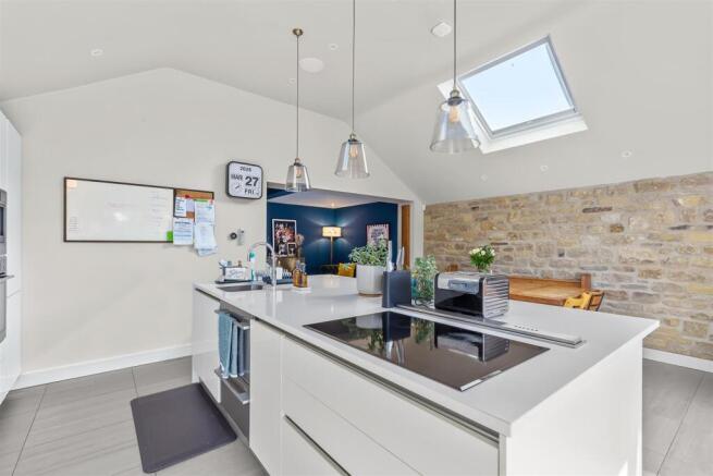 5 bed Semi-Detached for sale Image 9