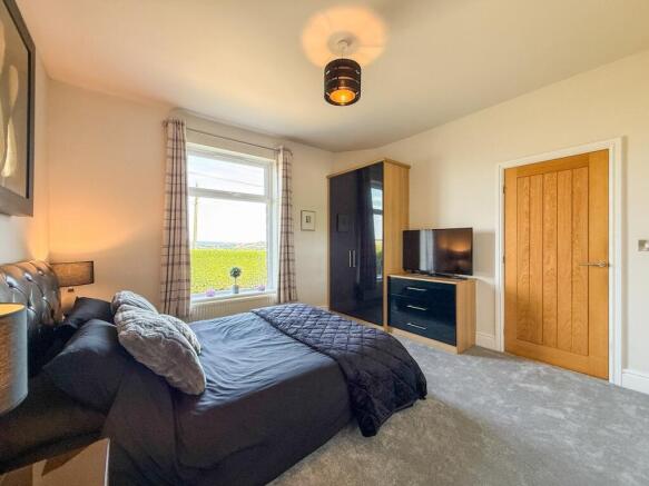 5 bed Detached for sale Image 11
