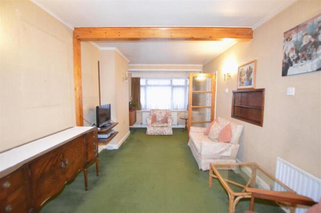 9 Villiers Avenue living c.JPG