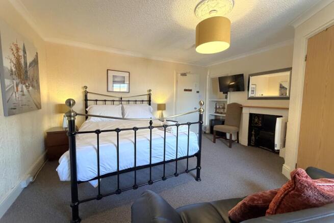 5 bed Town House for sale Image 9