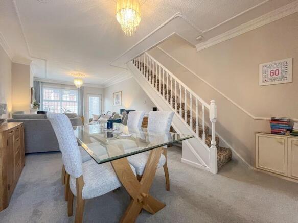 LIVING ROOM/DINER