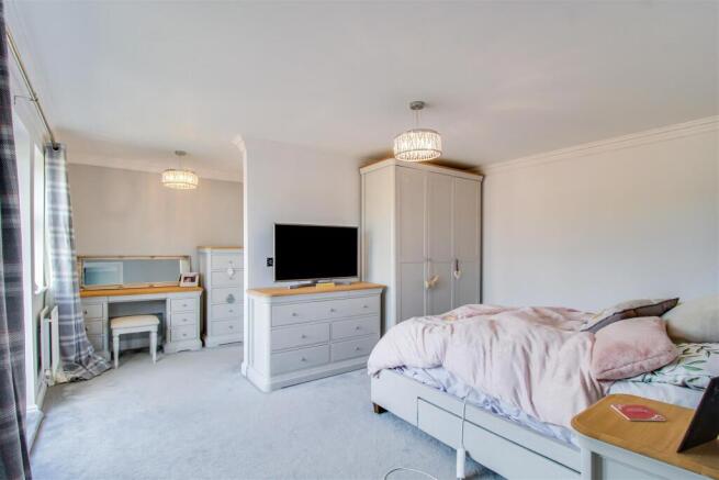 6 bed Detached for sale Image 6