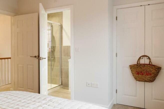 En suite & Wardrobe