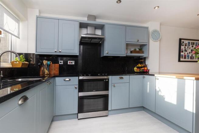 4 bed Detached for sale Image 7