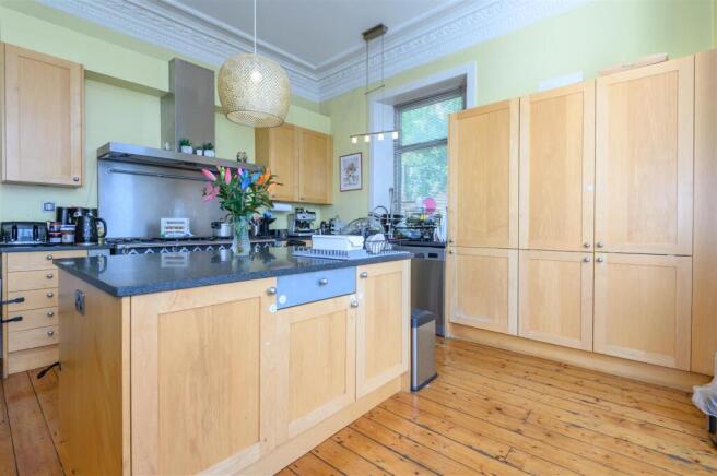 6 bed Semi-Detached for sale Image 11