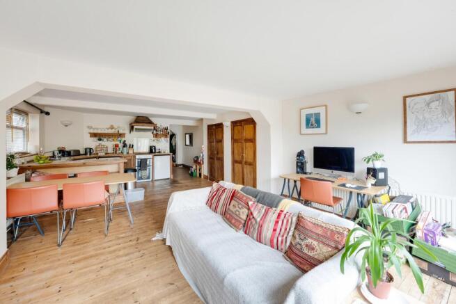 Living room ()
