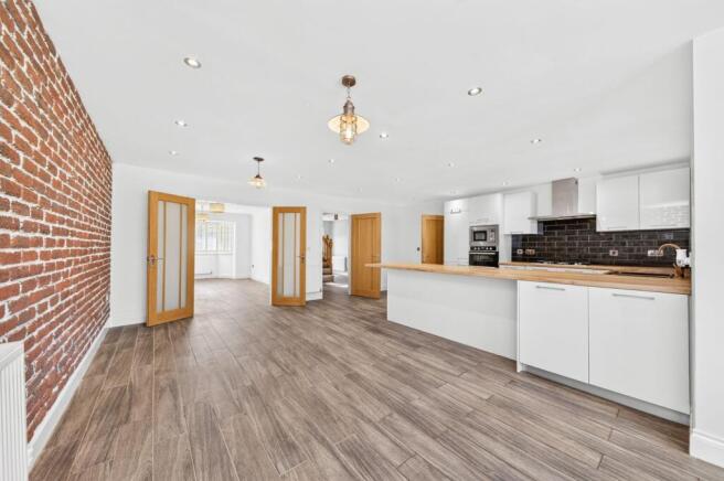 5 bed House for sale Image 9