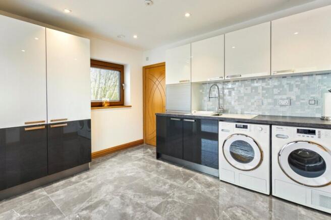 5 bed Detached for sale Image 12
