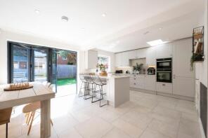 71, Thorneycroft Close, Walton-on-thames KT12 2YB