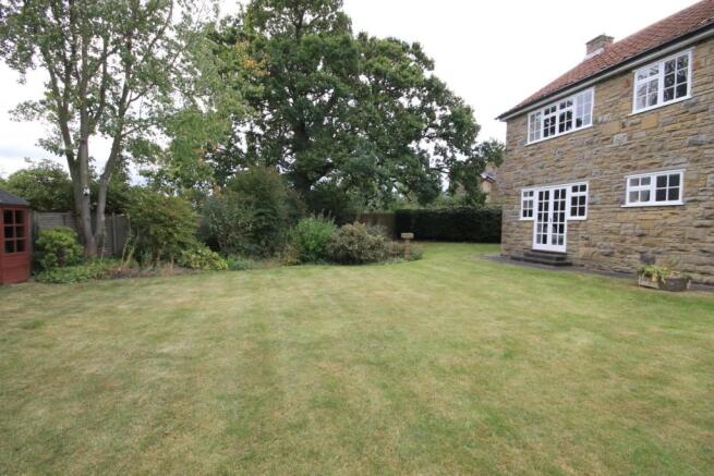 ENCLOSED REAR GARDEN