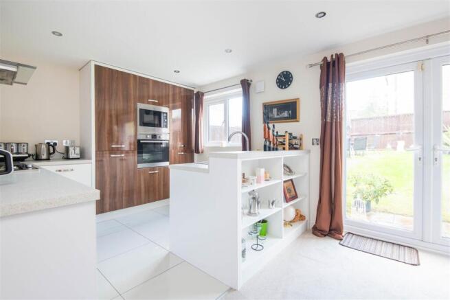Kitchen & Dining