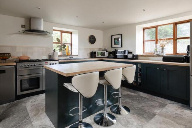 5 bed Detached for sale Image 11