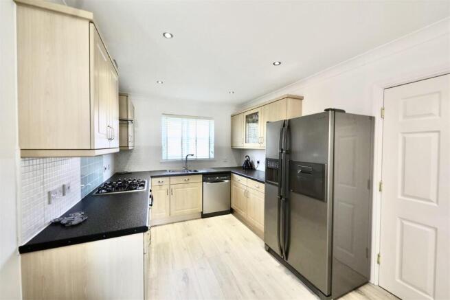 5 bed Detached for sale Image 9