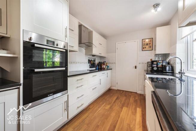 5 bed Link Detached House for sale Image 12