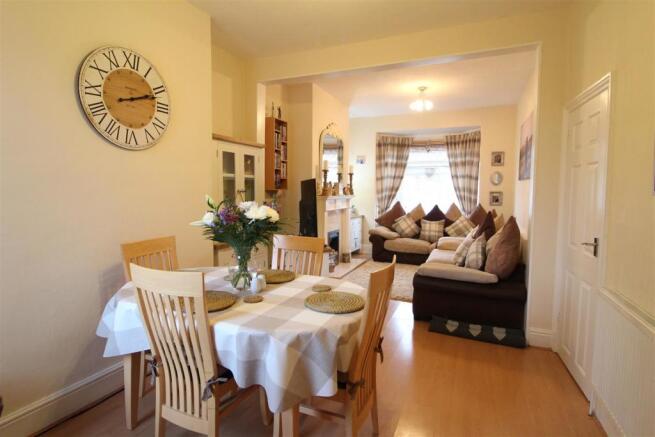 LOUNGE/DINING AREA