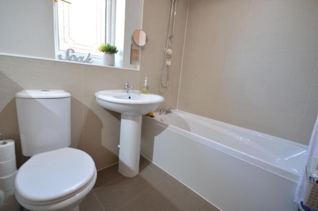 Elder Drive, Upton (11)Bathroom