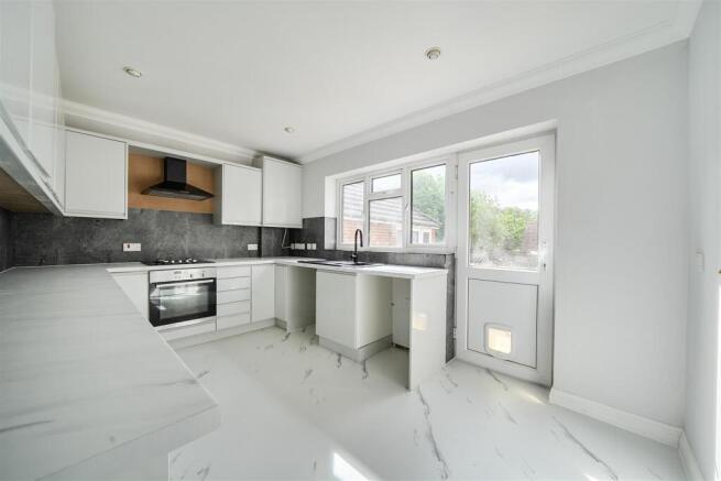Holly Hill Lane, Sarisbury Green, Southampton photo 4