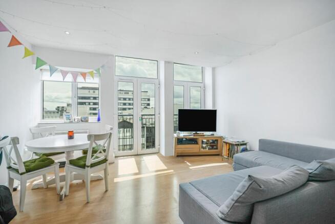 1-bed flat on Victoria Avenue, Skyline Plaza, SS2, £150,000