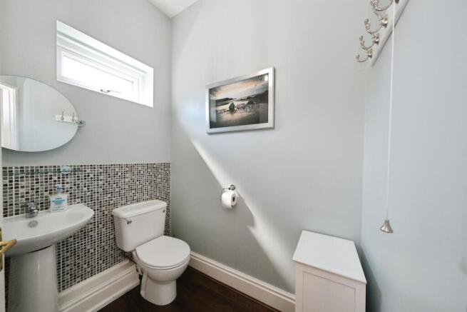 6 bed Detached for sale Image 10