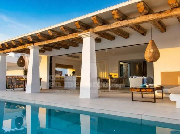Luxury villa with license near the sea in Arenal d'en Castell