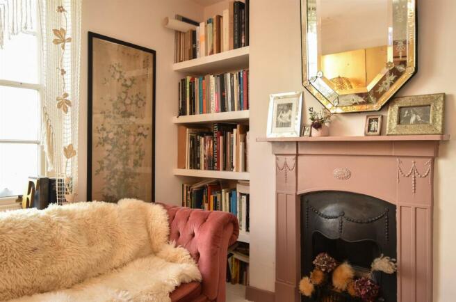 Reception room/bedroom
