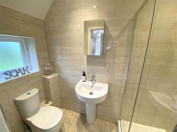 EN-SUITE SHOWER ROOM