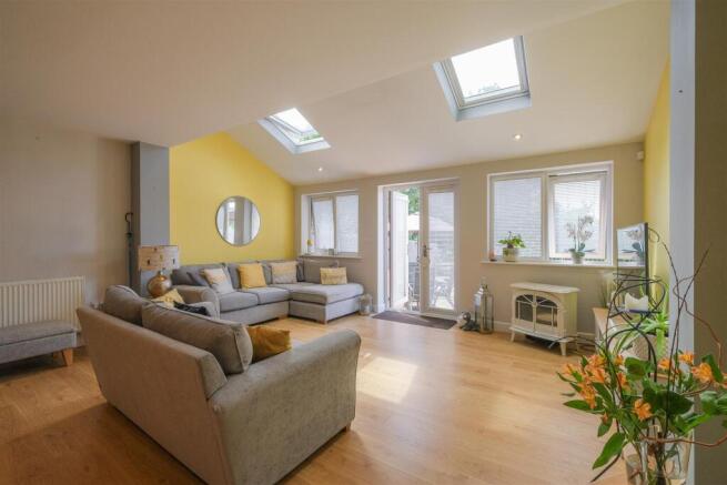 4 bed Semi-Detached for sale Image 3