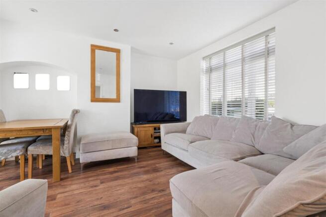 46 Winchcombe Road SM5 1RB Reception 1.jpg