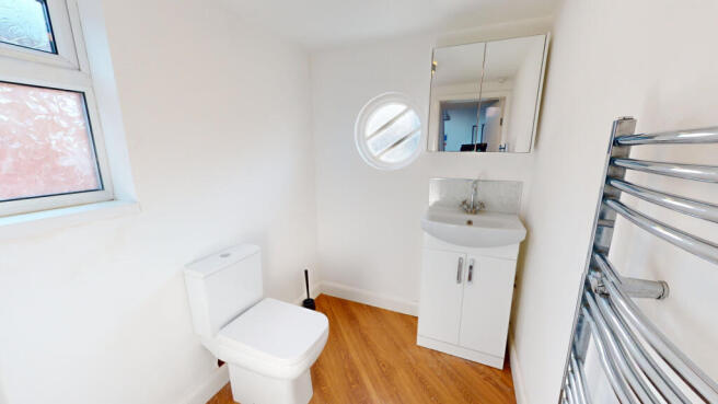 4 bed House to rent Image 5