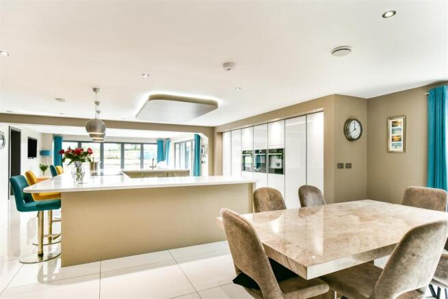 6 bed Detached for sale Image 5