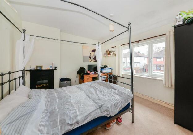65 Brent Road - bed1.jpg