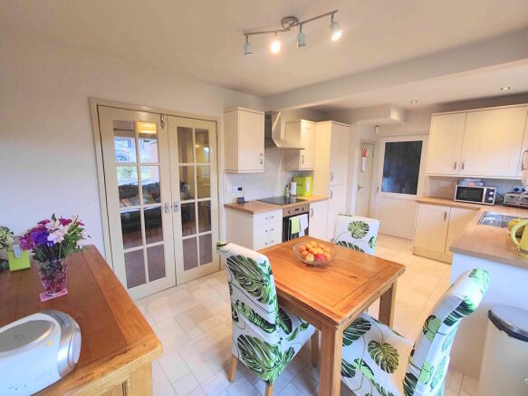 5 bed Semi-Detached for sale Image 7