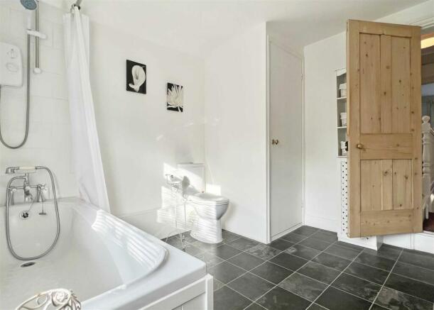 Bathroom b.jpg