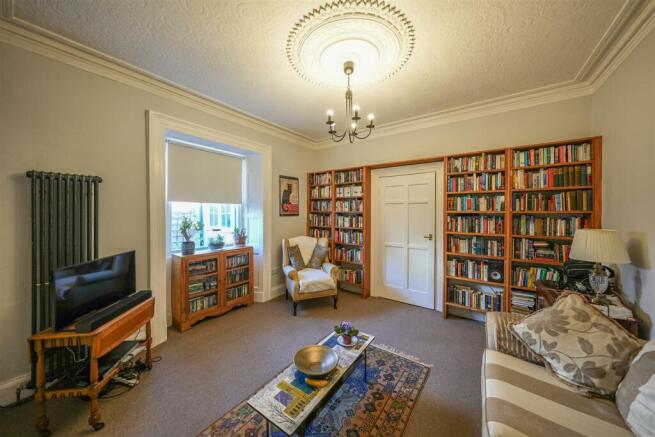 SITTING ROOM/DINING ROOM