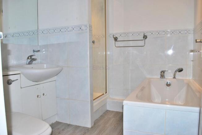 Bathroom (Main)