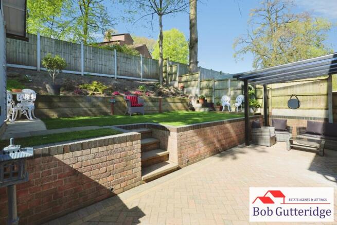 ENCLOSED LANDSCAPED REAR GARDEN