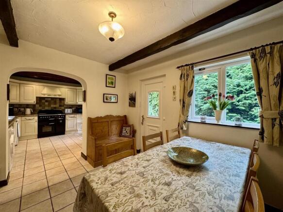 5 bed Detached for sale Image 7