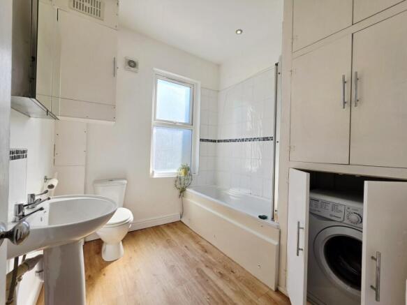 3 bed Terraced to rent Image 8