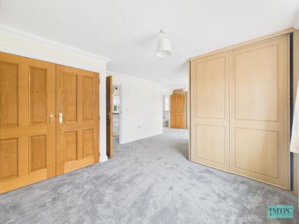 5 bed Detached to rent Image 4