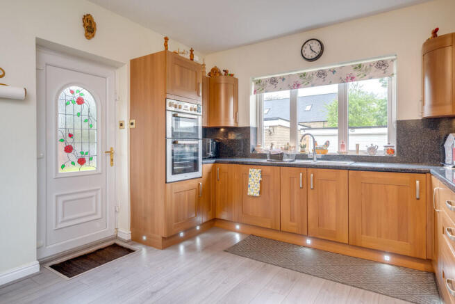 4 bed Detached for sale Image 8