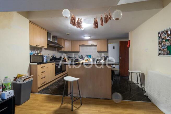 8 bed House to rent Image 4