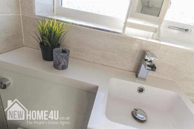 FAMILY BATHROOM: