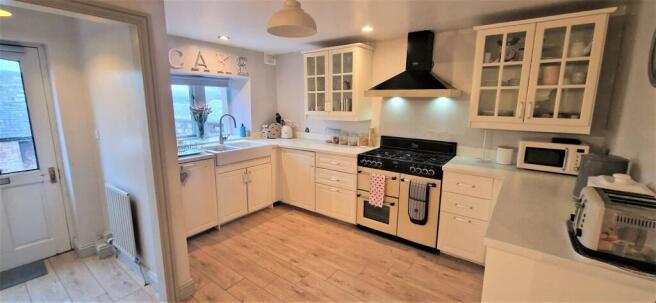 KITCHEN / DINING ROOM